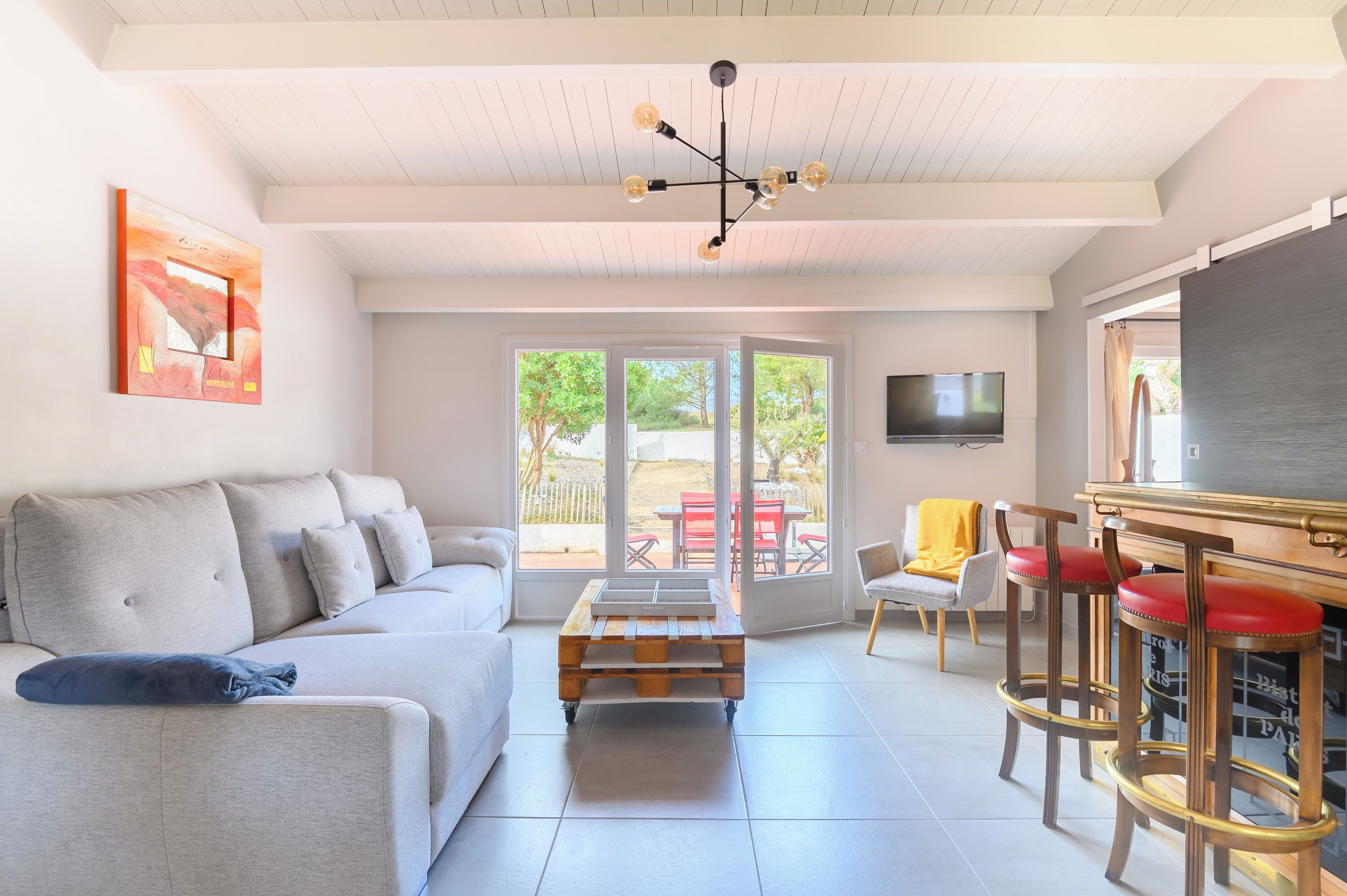 Fernseher, Kamin, Tischtennisplatte