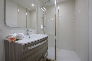 Shower, towels - Residence de Lognan- Les Drus 12, Argentière (Chamonix), France (Argentière (Chamonix))