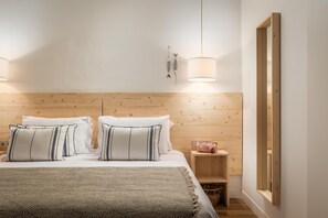 Escritorio, wifi y ropa de cama 
