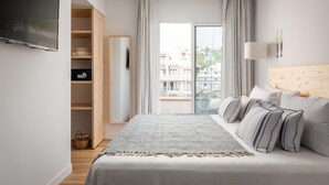 A bedroom with a bed, a TV, a wardrobe, and a balcony view. - ALEGRIA Mariner - Adults Only (Lloret de Mar)