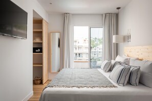 Skrivebord, wi-fi (mot et tillegg) og sengetøy