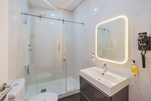 Douche, sèche-cheveux, serviettes fournies