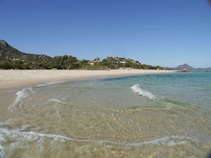 Sur la plage, chaise longue, serviettes de plage