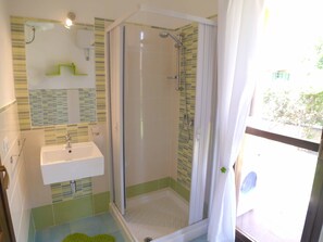 Dusche, Haartrockner, Bidet, Handtücher