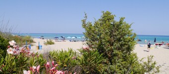 Two doubles 300 meters from the sea. Air-conditioned. Pets allowed.