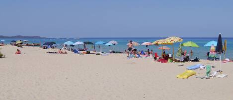 En la playa, camastros y toallas de playa
