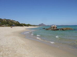 Sur la plage, chaise longue, serviettes de plage