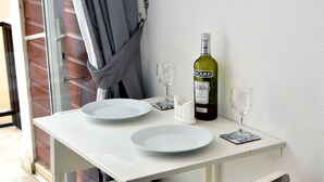 Et spisebord med to stole, en vinflaske og to glas.