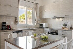 Refrigerador, microondas, horno y lavavajillas