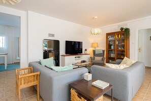 Smart TV, libros y estéreo