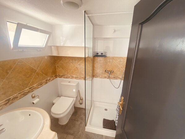 A bathroom with a toilet, sink, and shower. - House in quiet and green surrounding where you can disconnect and enjoy family (La Nucia)