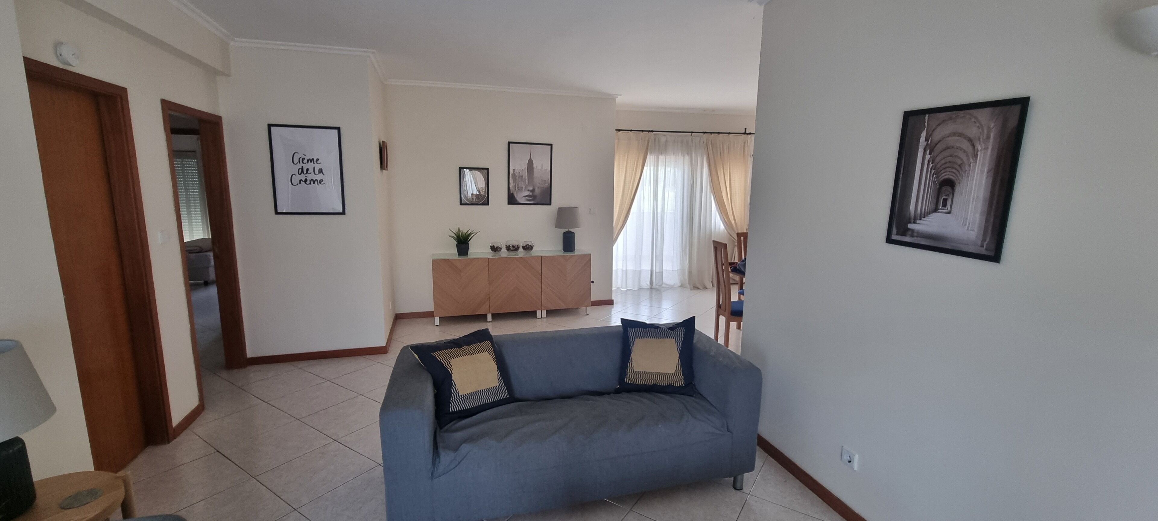 Een smart-tv, een dvd-speler en een stereo