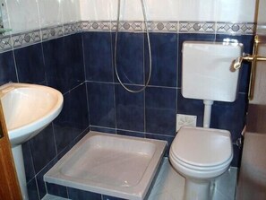 Combined shower/tub, towels