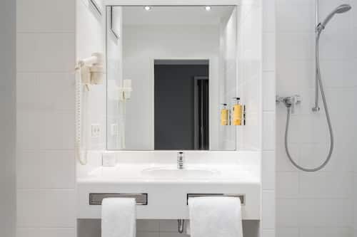 Kostenlose Toilettenartikel, Haartrockner, Handtücher, Seife