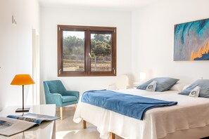 4 bedrooms, iron/ironing board, free WiFi, bed sheets