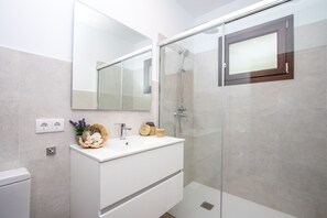 Baignoire, sĂšche-cheveux, serviettes fournies