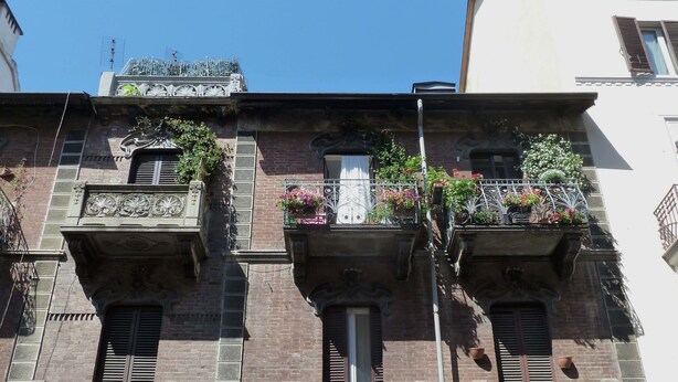 A building with three balconies, each with wrought iron railings and flower boxes. - Rabadan Bed and Breakfast (Turin)