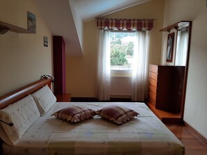 2 Schlafzimmer, Schreibtisch, Bügeleisen/Bügelbrett, Reisekinderbett
