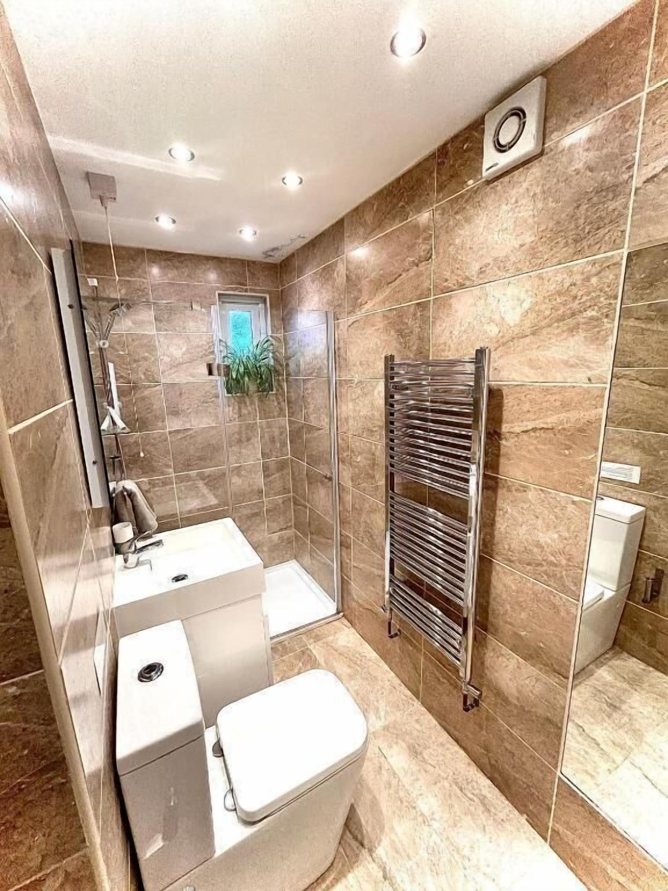 Value Room- Double Room with Ensuite | バスルーム | バスアメニティ (無料)、ヘアドライヤー