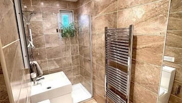 Value Room- Double Room with Ensuite | Bathroom | Free toiletries, hair dryer