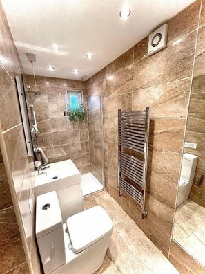 Value Room- Double Room with Ensuite | Bilik Mandi | Kelengkapan dandanan diri percuma, pengering rambut 