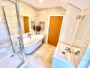 Penthouse Budget Double Room, External Private Bathroom | 浴室 | 免費梳洗用品、風筒