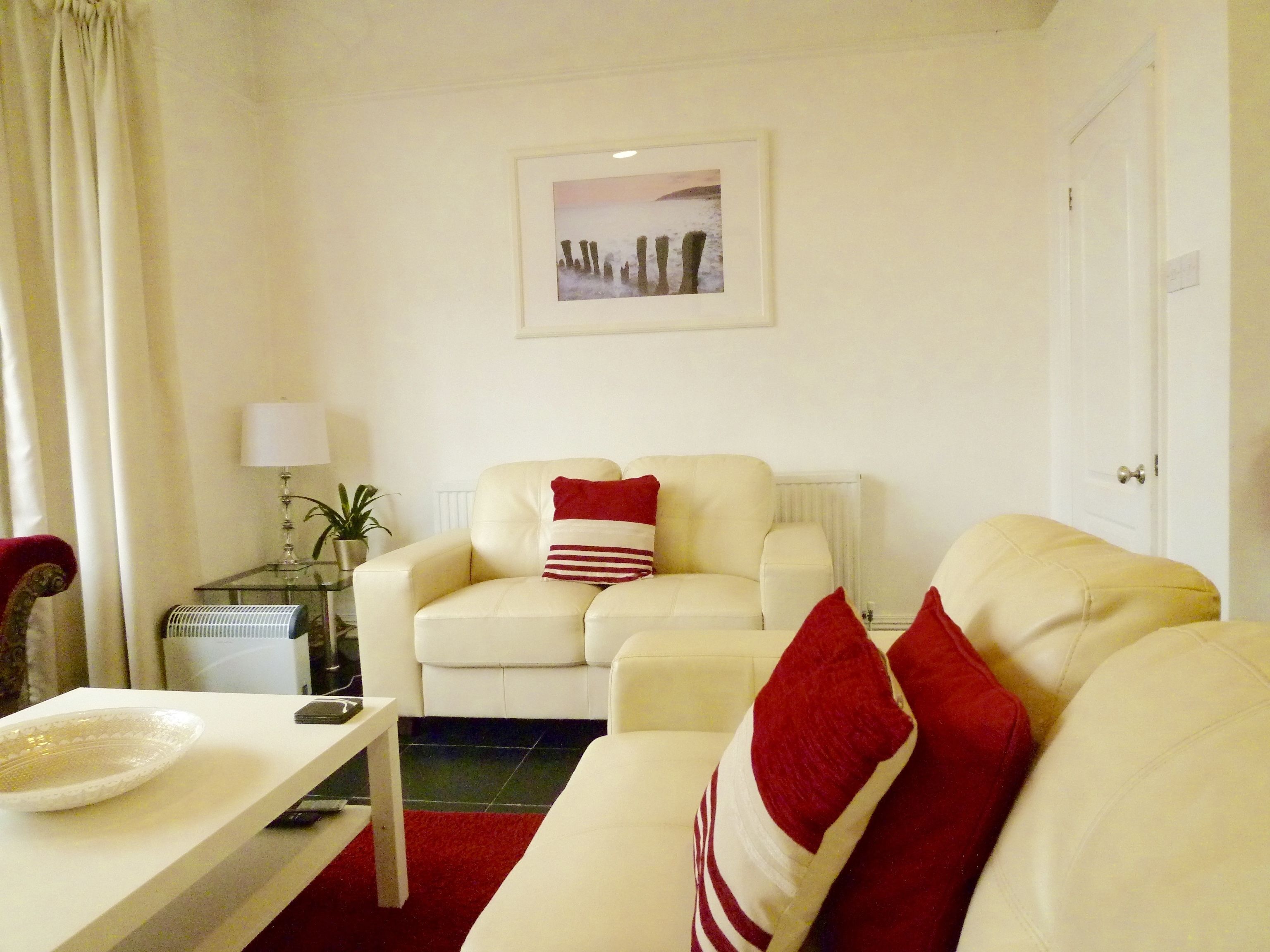 Deluxe Apartment, 1 King Bed, Kitchen | Living area | Flat-screen TV, Netflix, streaming services