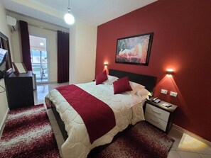 Premium bedding, in-room safe, soundproofing, free WiFi