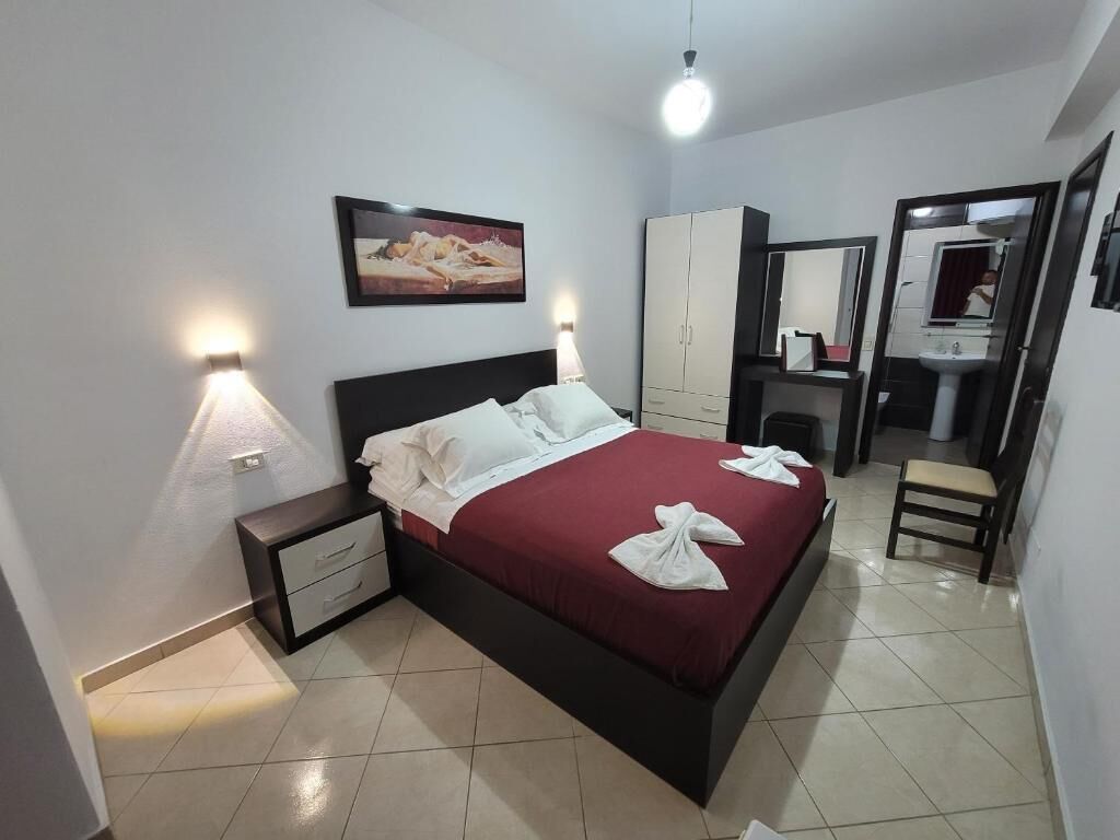 Ropa de cama de alta calidad y caja de seguridad en la habitación 