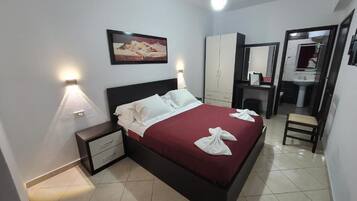 Premium bedding, in-room safe, soundproofing, free WiFi