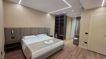 Suite junior, balcón, vistas al mar | Ropa de cama de alta calidad, minibar, caja fuerte y escritorio