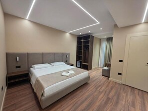 小型套房, 阳台, 海景 | 高档床上用品、迷你吧、客房内保险箱、办公桌