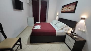 Ropa de cama de alta calidad y caja de seguridad en la habitaciĂłn