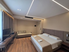 Suite junior, balcón, vistas al mar | Camas supletorias