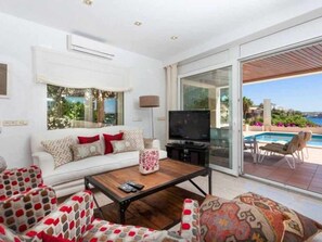 TV, DVD player, books, video library - VILLA LANTANA - Class and style with incredible views over Mahon harbour (Mao)