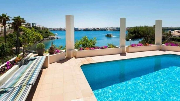 A swimming pool with a view of the sea and buildings in the background. - VILLA LANTANA - Class and style with incredible views over Mahon harbour (Mao)