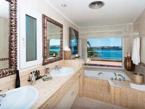 Combined shower/tub, free toiletries, hair dryer, towels - VILLA LANTANA - Class and style with incredible views over Mahon harbour (Mao)