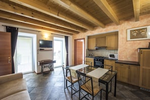 Comfort Apartment, Ensuite, Lake View (Costa) | Living area - Nest on the Lake (Lezzeno)