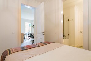 2 quartos, ferros/tábuas de passar roupa, Wi-Fi, roupa de cama