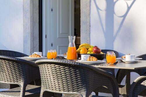 JOIVY  Stunning 2BR Apt w/garden, by the Avenida subway & Botanical Garden