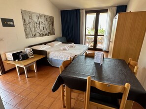 Studio | Living area | TV - Residence Barbara (Moniga del Garda)
