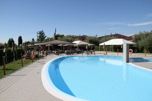 Outdoor pool - Residence Barbara (Moniga del Garda)