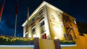 A hotel with a sign reading "EVREN HOTEL" and a flagpole with a flag. - Ankara Otel Evren (Ankara)