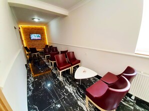 24-cm-Fernseher mit Satellitenempfang
