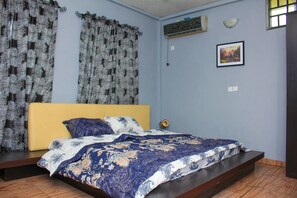 Quarto standard, 1 cama de casal, para não fumantes | Individualmente decorados, escrivaninha, cortinas blackout