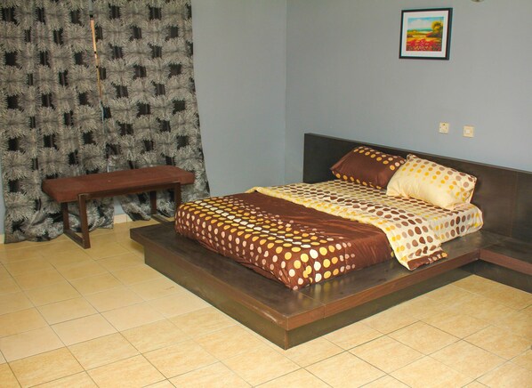 Yksilöllisesti sisustettu, työpöytä, pimennysverhot, ilmainen Wi-Fi