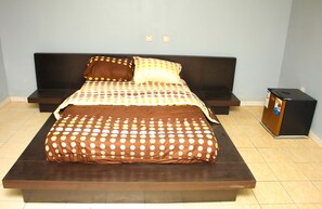 Decoración individual, escritorio, cortinas opacas y wifi gratis