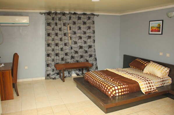 Individually decorated, desk, blackout drapes, free WiFi