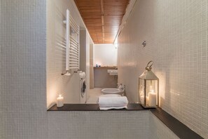 Dusch, hårtork, bidé och handdukar