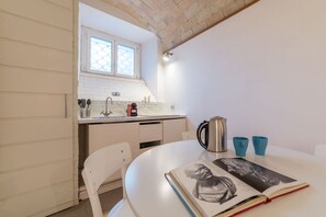 Frigorifero, microonde, piano cottura, macchina per tè/caffè